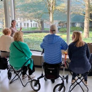Bewoners van Huize de Graef tijdens een rondleiding in het Noord-Brabants Museum, onderdeel van het programma Onvergetelijk Noordbrabants voor ouderen met dementie.
