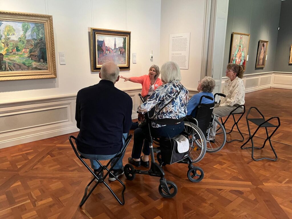 ewoners van Huize de Graef tijdens een rondleiding in het Noord-Brabants Museum, onderdeel van het programma Onvergetelijk Noordbrabants voor ouderen met dementie.