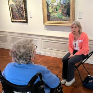 Bewoners van Huize de Graef tijdens een rondleiding in het Noord-Brabants Museum, onderdeel van het programma Onvergetelijk Noordbrabants voor ouderen met dementie.