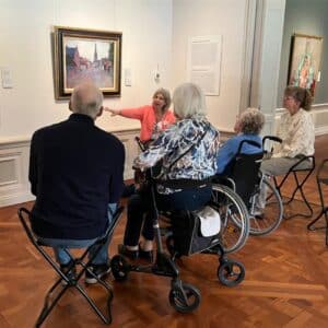 Bewoners van Huize de Graef tijdens een rondleiding in het Noord-Brabants Museum, onderdeel van het programma Onvergetelijk Noordbrabants voor ouderen met dementie.