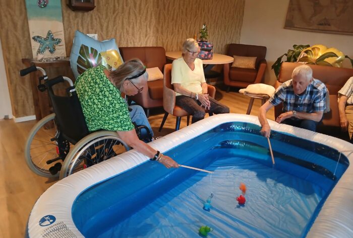 Bewoners doen mee met de zomerspelen tijdens de vakantieweek in Villa Polder Pracht