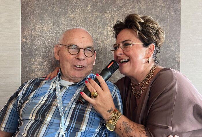 Jarka van Dijk zingt golden oldies bij Huize ter Gouwe