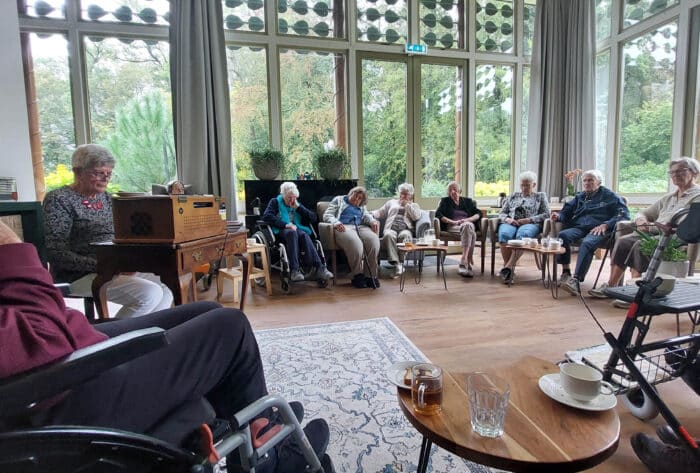 Familieleden, dorpsgenoten en vrijwilligers delen hun passie met bewoners van Villa Hunderen.
